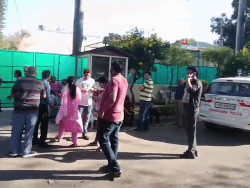 चंडीगढ़ में बिल्डर की कोठी के बाहर प्रदर्शन:  बिजली-पानी काटने पर भड़के लोग, पुलिस के दखल के बाद सप्लाई की बहाल – Chandigarh News
