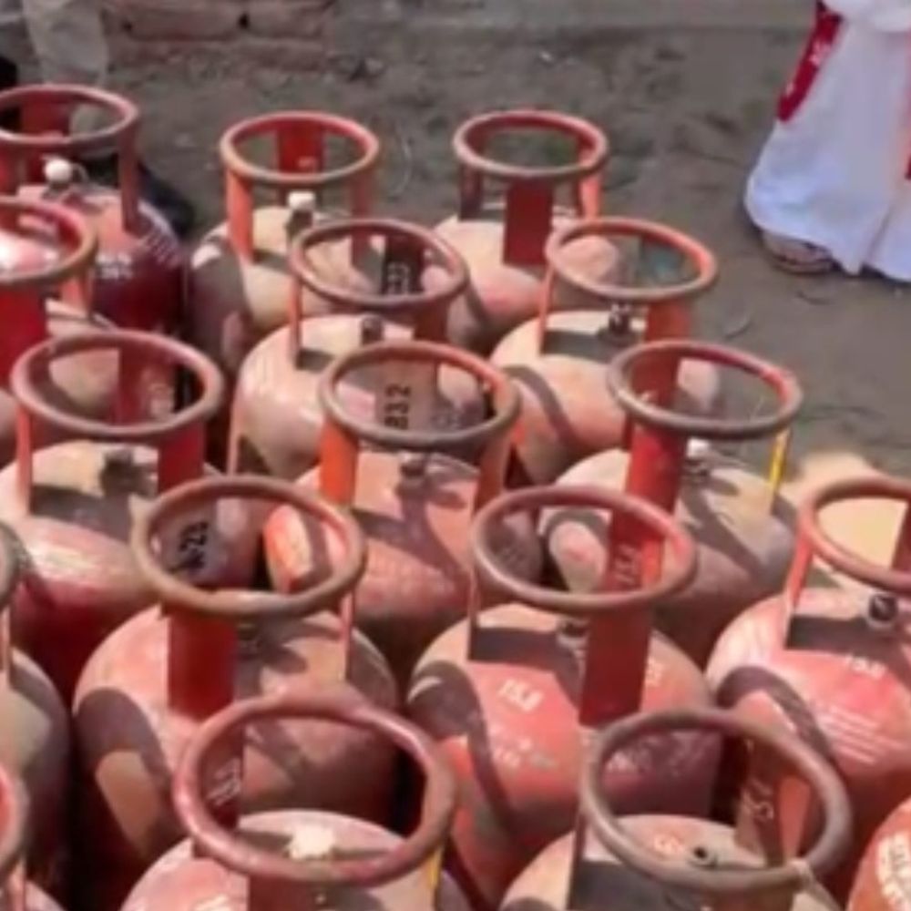 प्रशासन ने दो स्थानों से 81 गैस सिलेंडर जब्त किए:कालाबाजारी और रिफिलिंग की सूचना पर की छापेमारी