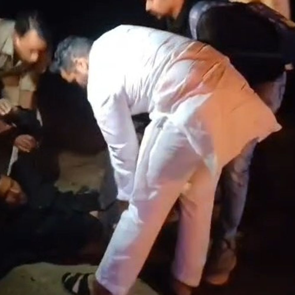 शाजापुर में नशे में बाइक सवार युवक घायल:  आधे घंटे सड़क किनारे पड़ा रहा; युवा कांग्रेस अध्यक्ष ने डायल 112 को लगाई फटकार – shajapur (MP) News