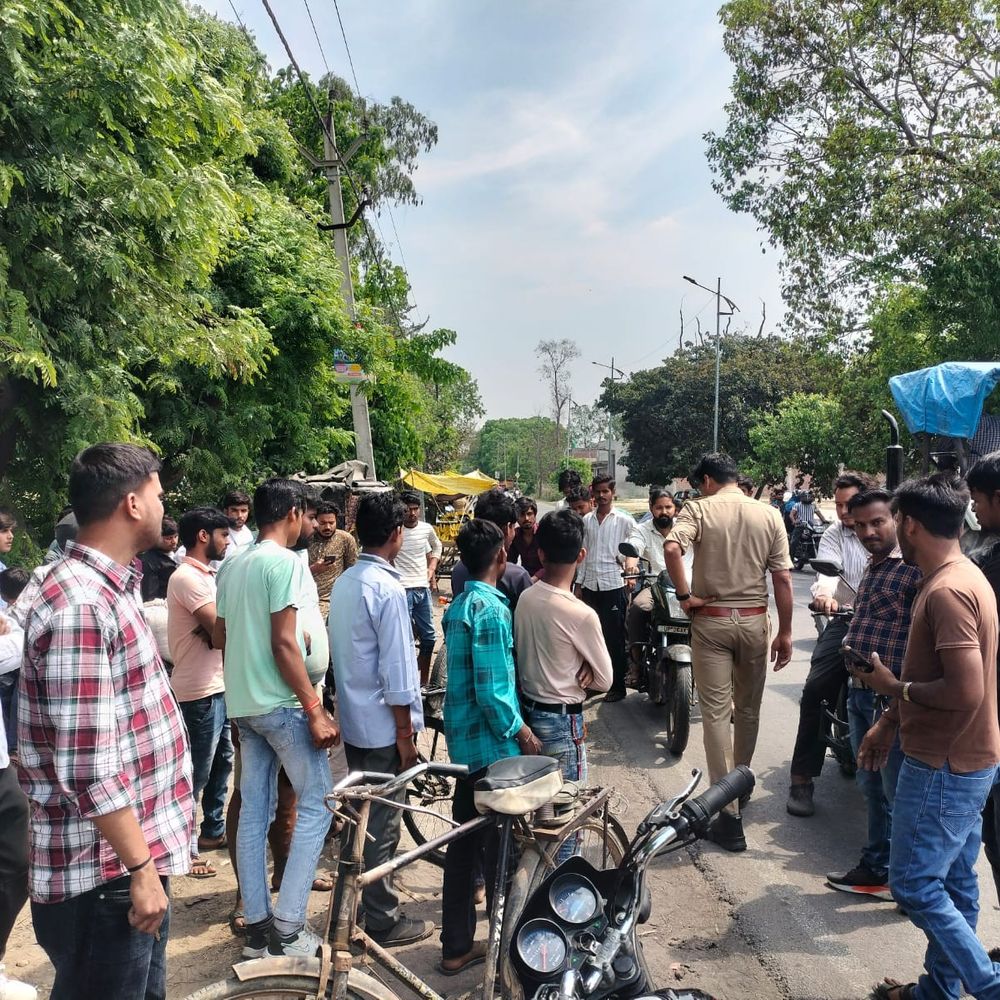 पीलीभीत में सड़क किनारे नवजात का शव मिला:कपड़े में लिपटे पैकेट में मिला, कार सवार फेंककर फरार, CCTV खंगाल रही पुलिस