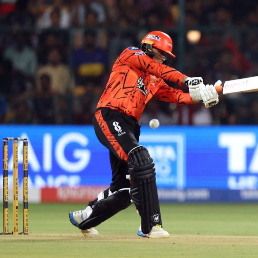 IPL का पहला मैच RCB vs SRH:जैकब डफी को एक ओवर में 2 विकेट, अभिषेक और हेड को कैच कराया; SRH- 29/2
