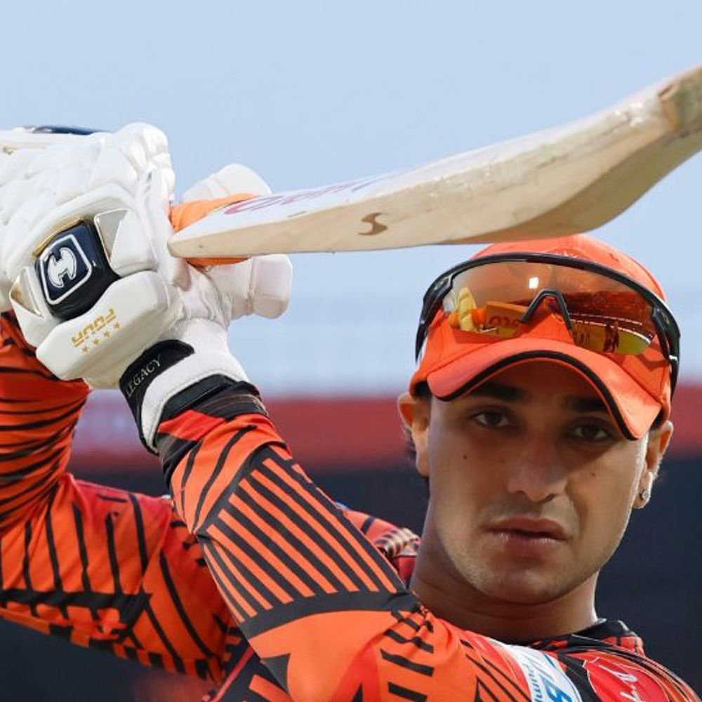 IPL का पहला मैच RCB vs SRH:अभिषेक शर्मा ने सीजन का पहला छक्का लगाया, पहले ओवर में RCB ने रिव्यू गंवाया