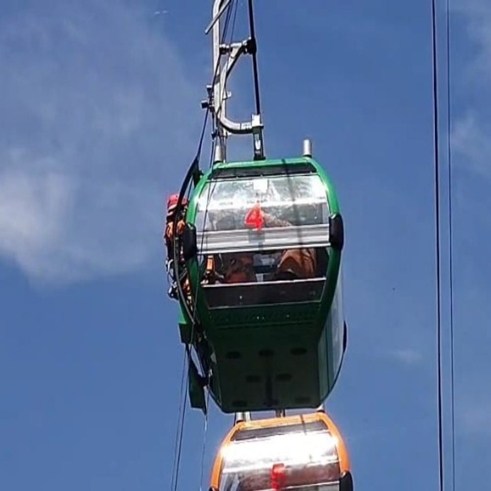 रोप वे की ट्रॉलियों में फंसे यात्री:100 मीटर ऊंचाई पर फंसे यात्रियों का किया रेस्क्यू ,मथुरा में मॉक ड्रिल कर परखी तैयारी