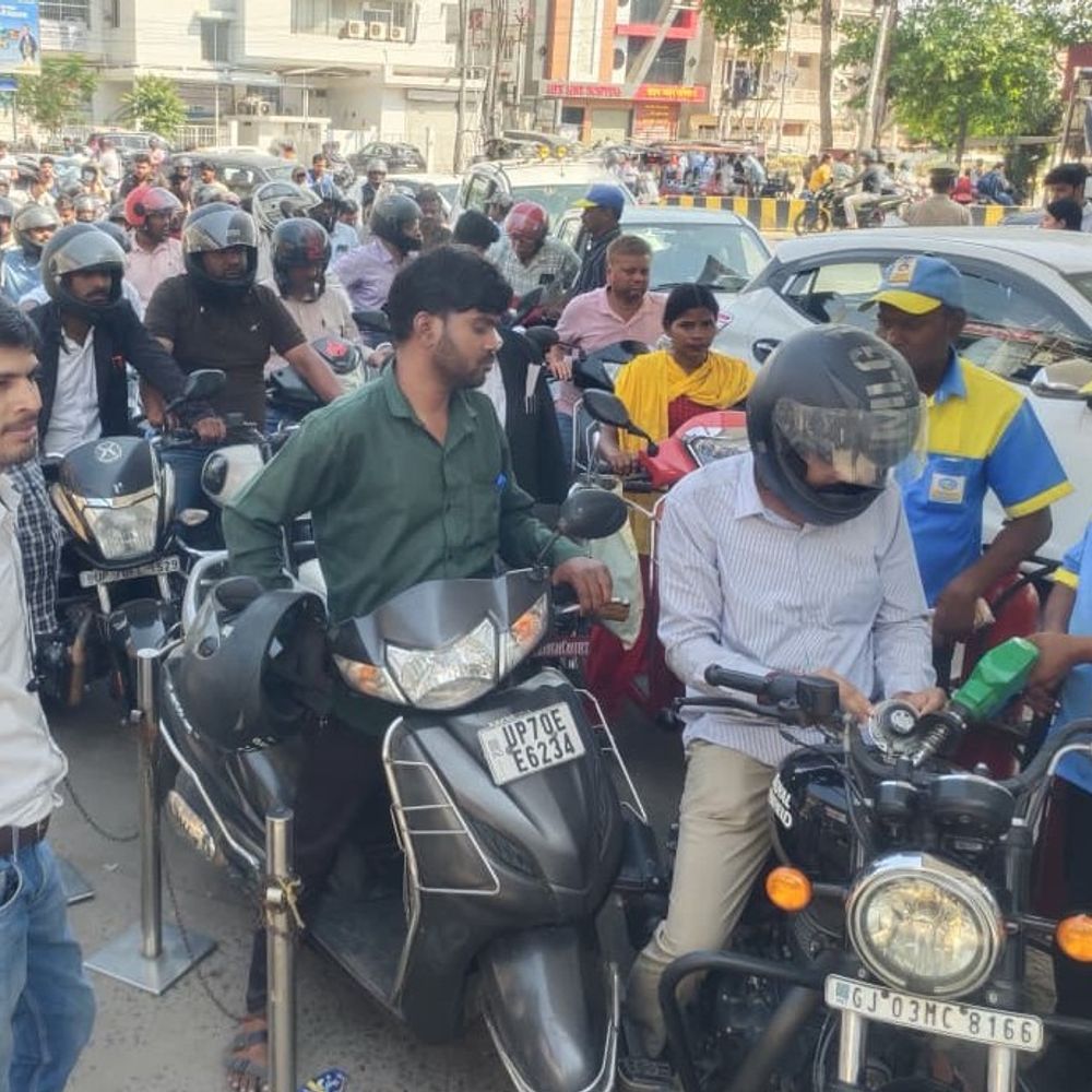 प्रयागराज में सिलेंडर, पेट्रोल के लिए सुबह से लाइन:अफवाह थमी नहीं, लोग टंकी फूल कराने को मजबूर, 34 पंप बंद