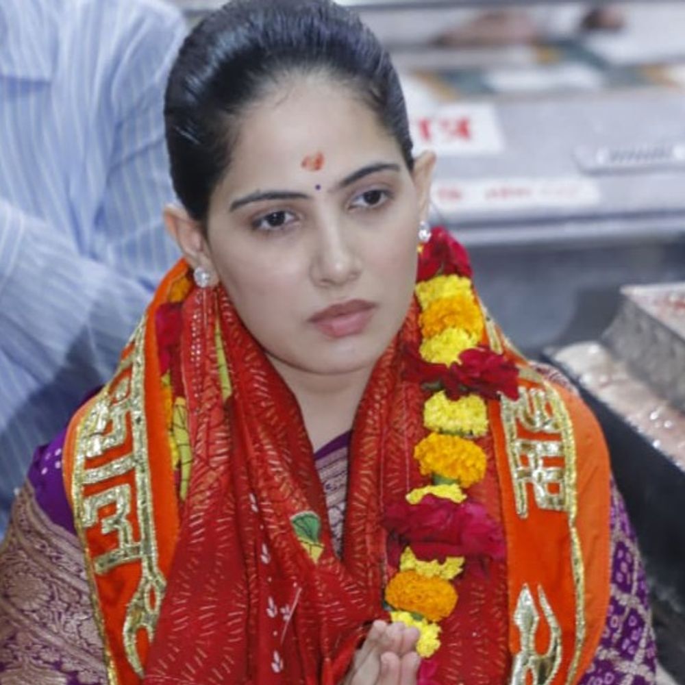 प्रसिद्ध कथावाचक जया किशोरी महाकाल मंदिर पहुंची:भगवान महाकाल का आशीर्वाद लिया, मंदिर की दर्शन व्यवस्था की सराहना की