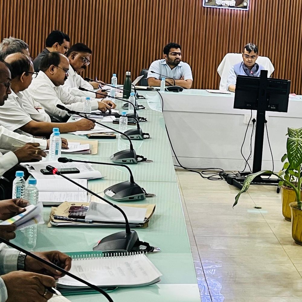 तीन प्रभारी चिकित्साधिकारियों को DM की फटकार:वाराणसी में आयुष्मान कार्ड बनाने में लापरवाही, जिला स्वास्थ्य समिति की बैठक में समीक्षा
