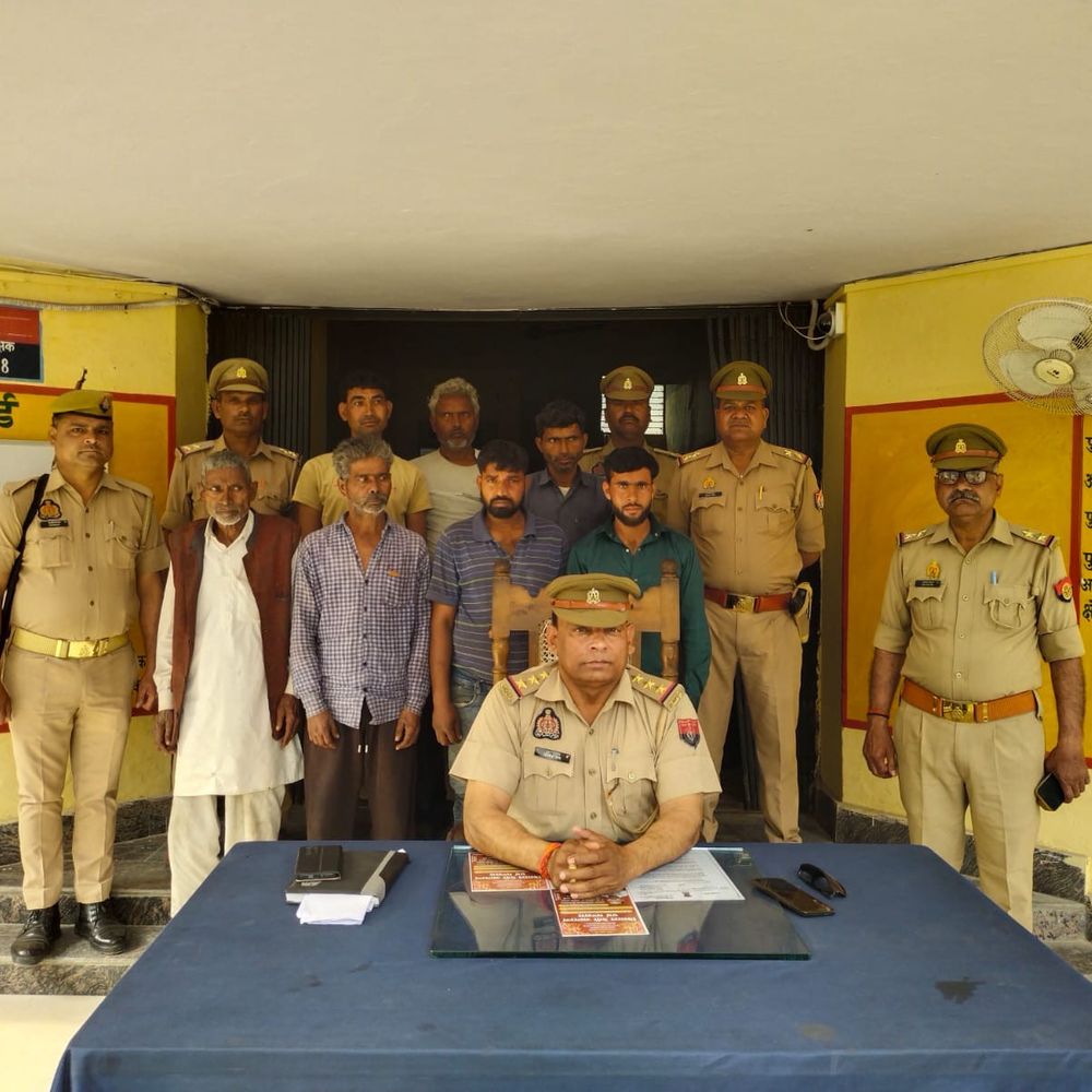 कासगंज में ढोलना पुलिस ने 8 वारंटी गिरफ्तार किए:विभिन्न आपराधिक धाराओं में दर्ज थे मुकदमे, न्यायालय में पेश किया