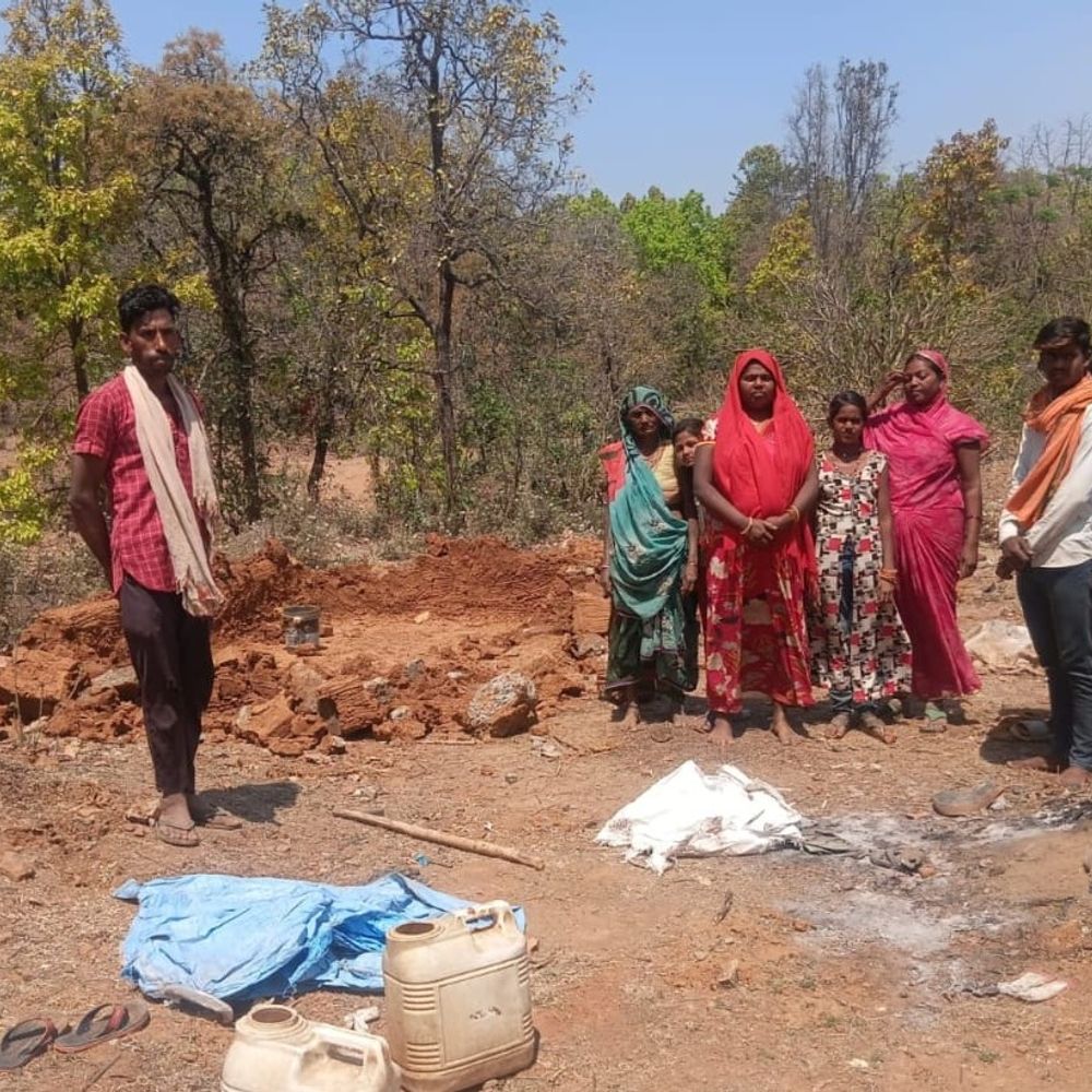 वन विभाग ने तोड़ा दृष्टिहीन महिला का घर:  जनकपुर में अतिक्रमण हटाने की कार्रवाई, पुनर्वास की मांग उठी – Manendragarh-Chirmiri-Bharatpur News