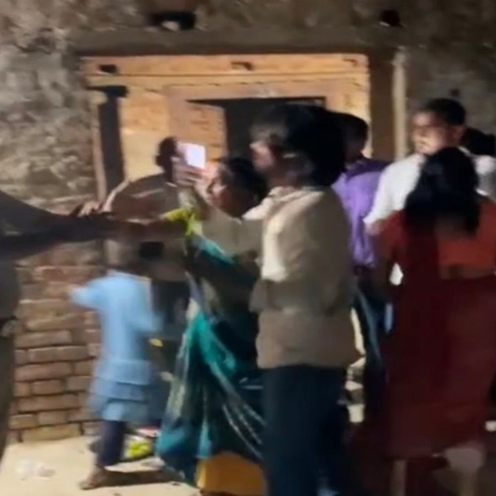 सुल्तानपुर में पुलिस टीम पर हमला, VIDEO:मोबाइल छीना-वर्दी फाड़ी, छेड़खानी के आरोपी को पकड़ने गई थी टीम; केस दर्ज