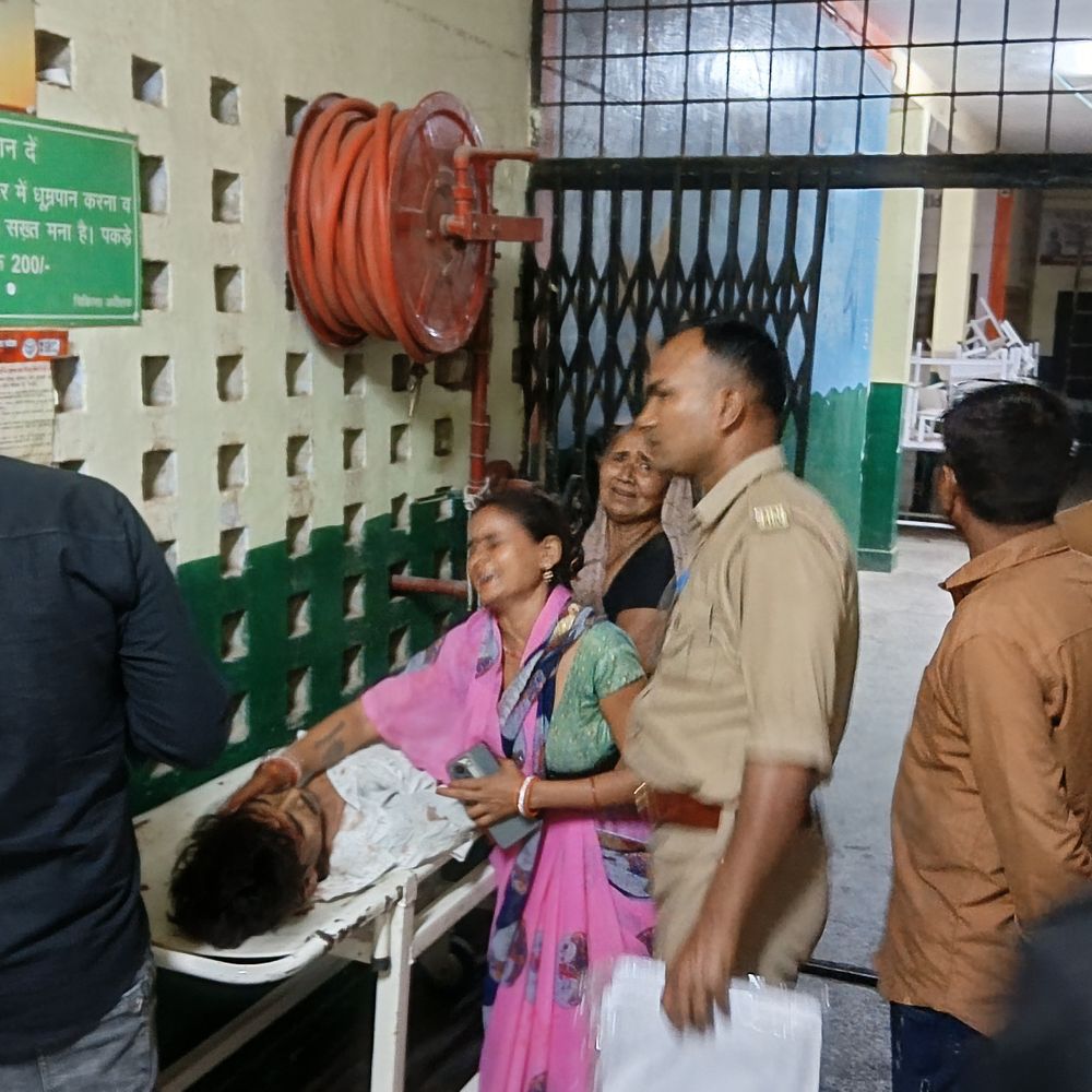 मऊ में ट्रैक्टर-ऑटो भिड़ंत में एक की मौत:तीन गंभीर रूप से घायल, अस्पताल में भर्ती; प्रयागराज रेफर