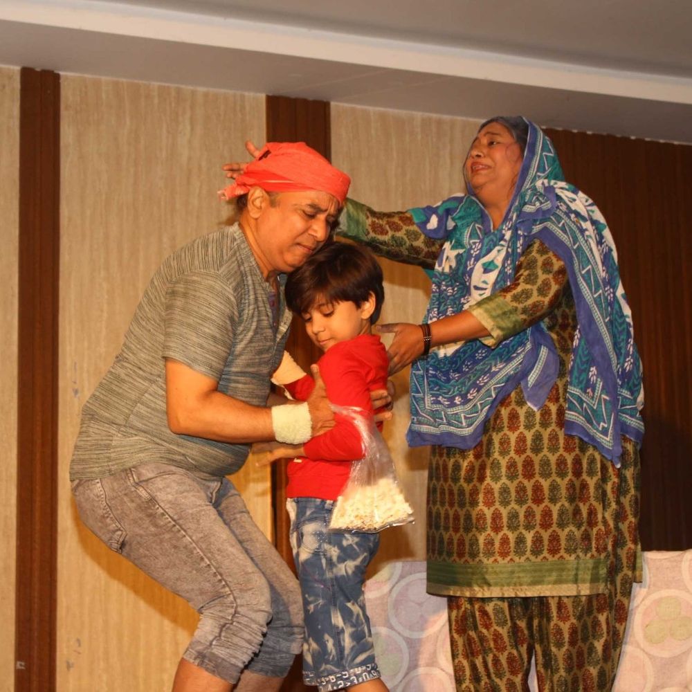 लखनऊ में 'दो अकेली' नाटक का मंचन:उत्तराखण्ड महापरिषद ने रिश्तों और अकेलेपन को दिखाया