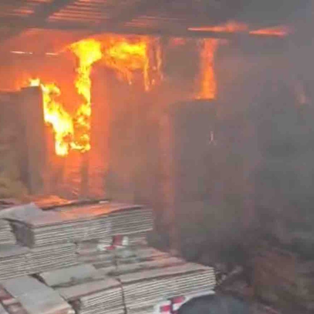 गाजियाबाद में आजाद ऑयल कंपनी में आग, दो फैक्ट्रियां जलीं:लाल कुआं इंडस्ट्रियल एरिया में फायर ब्रिगेड की 4 गाड़ियों ने पाया काबू