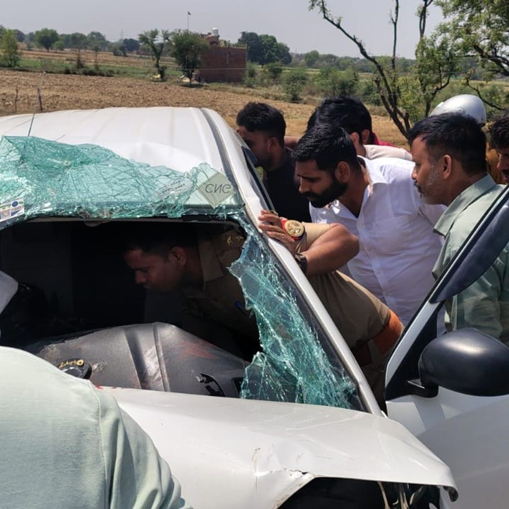 फिरोजाबाद में सड़क हादसे में एक की मौत:वैगनआर-पिकअप की टक्कर, कार के उड़े परखच्चे, चार घायल