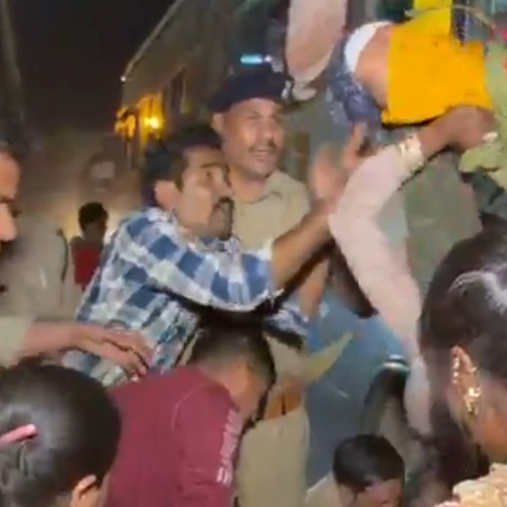 गिरफ्तारी से नाराज पारदी महिलाओं ने किया चक्काजाम:बच्चे को जमीन पर पटकने की कोशिश की; अधेड़ बस के पहिए के नीचे लेट गया