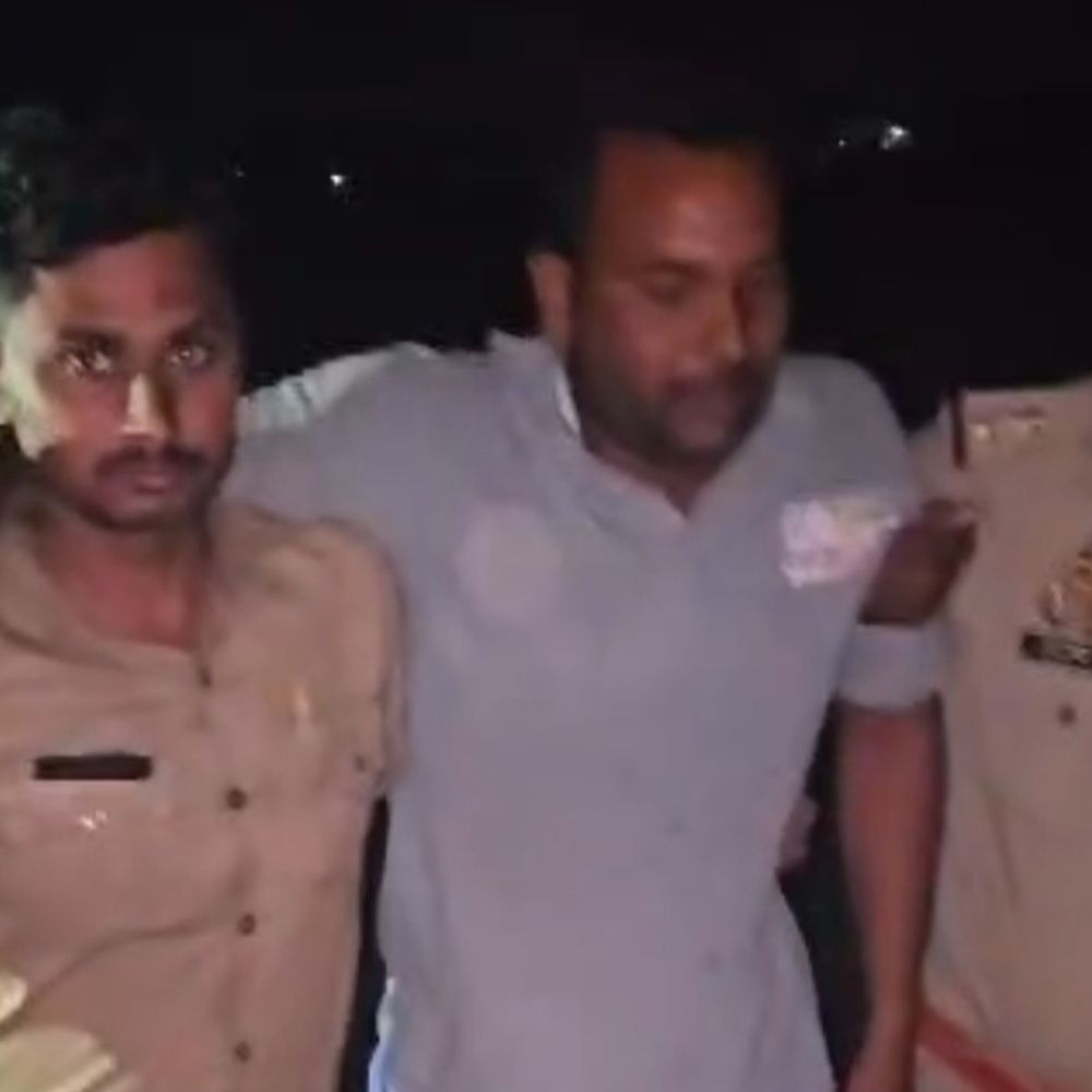 आजमगढ़ में पुलिस मुठभेड़ में पशु तस्कर गिरफ्तार:एक दिन पूर्व बरामद हुआ था प्रतिबंधित मांस, स्कॉर्पियो और बुलेट से करता था मांस की सप्लाई