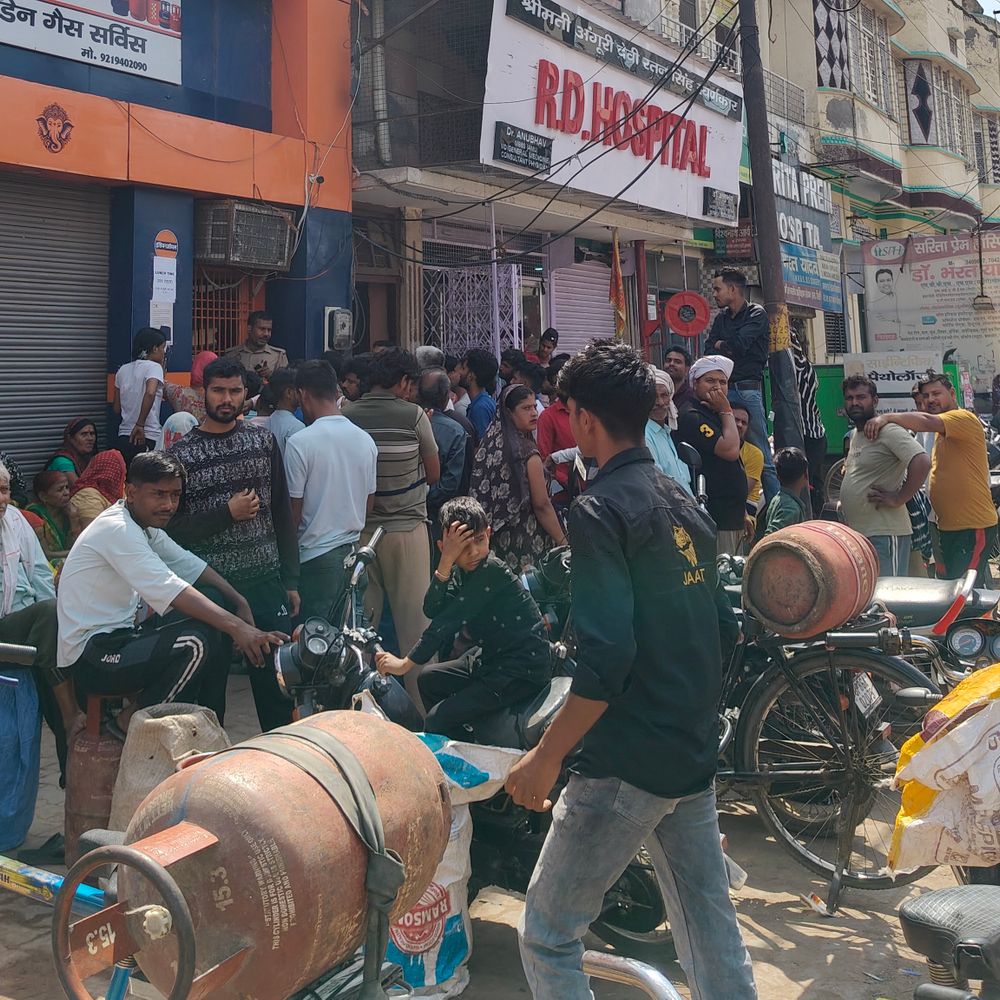 हाथरस में रसोई गैस सिलेंडरों की किल्लत:गैस एजेंसियों पर उमड़ी भीड़, उपभोक्ता परेशान