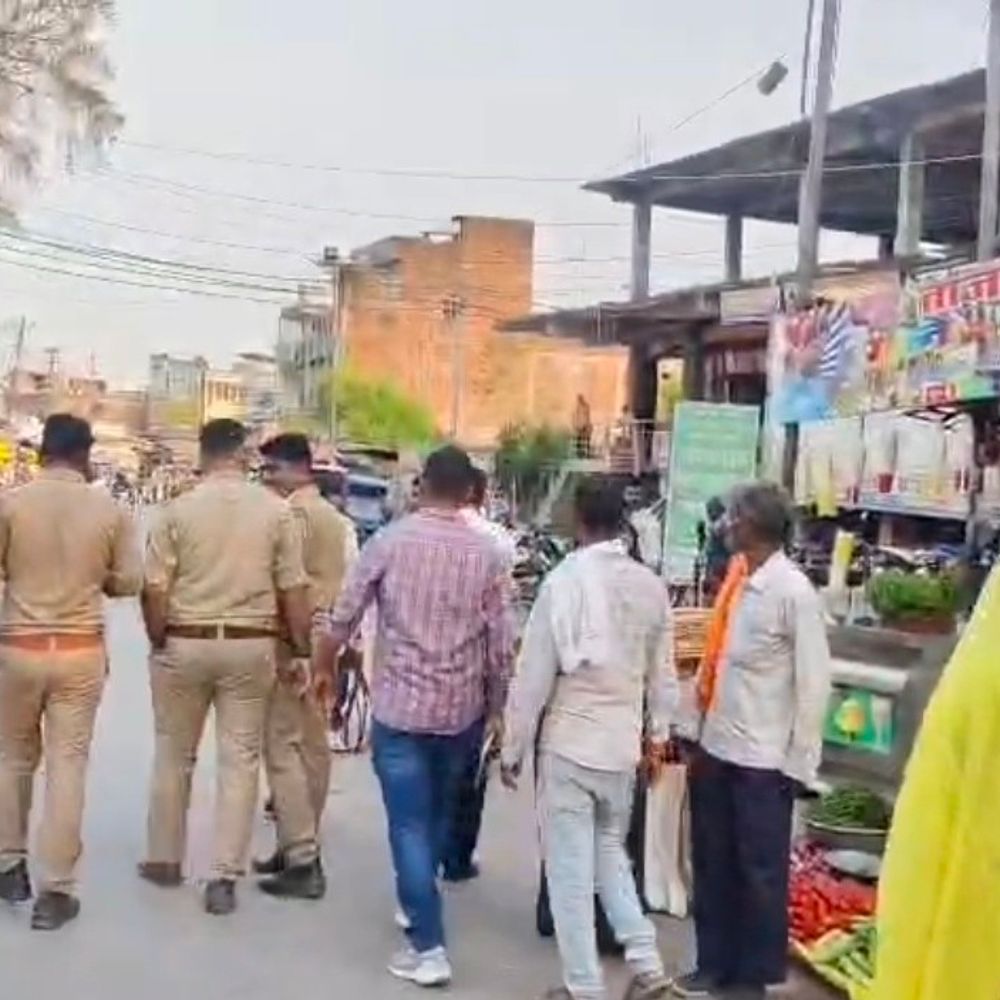 महाराजगंज में कॉस्मेटिक दुकान पर विजिलेंस का छापा:दो आरोपियों के खिलाफ बिजली चोरी का केस दर्ज