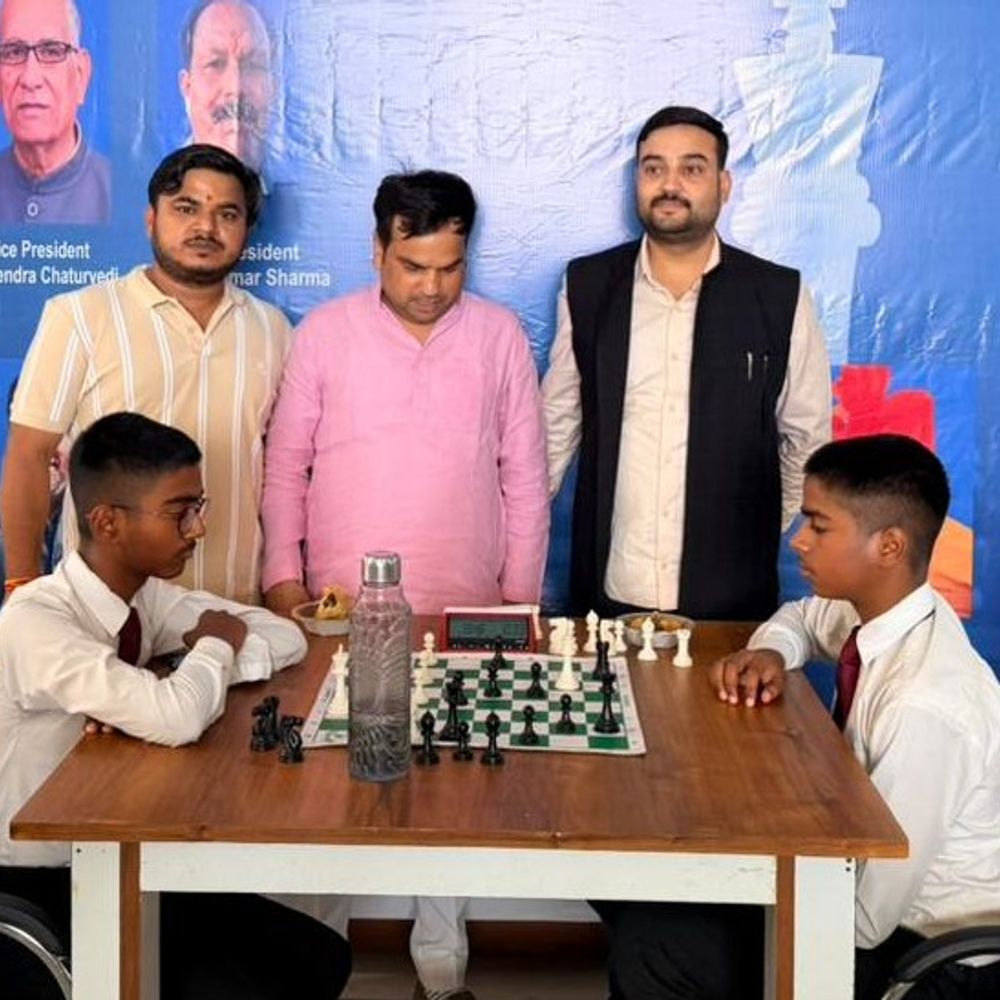 मैनपुरी शतरंज प्रतियोगिता में छात्रों ने दिखाई रणनीति और प्रतिभा:चालों की जंग में बच्चों का कमाल, शतरंज ने निखारी सोच