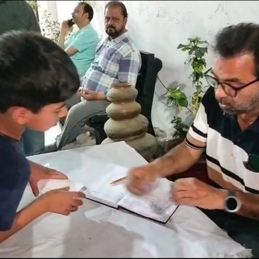 शिया समुदाय ने ईरान के लिए डोनेशन कैंप लगाया:रायबरेली में बच्चे और बुजुर्ग भी कर रहे आर्थिक मदद