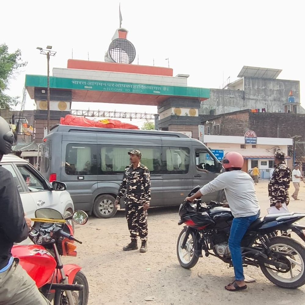 नेपाल के पूर्व पीएम की गिरफ्तारी:महराजगंज में भारत-नेपाल सीमा पर चौकसी बढ़ी, एसएसबी-पुलिस की संयुक्त गश्त तेज