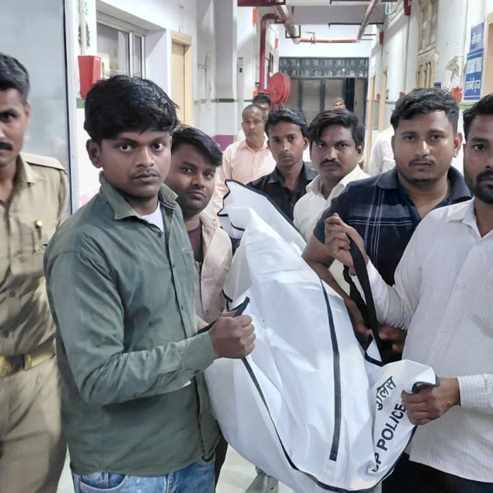 संभल में स्कूटी सवार युवक की सड़क हादसे में मौत:ट्रक ने रौंदा, 8 घंटे इलाज के बाद तोड़ा दम