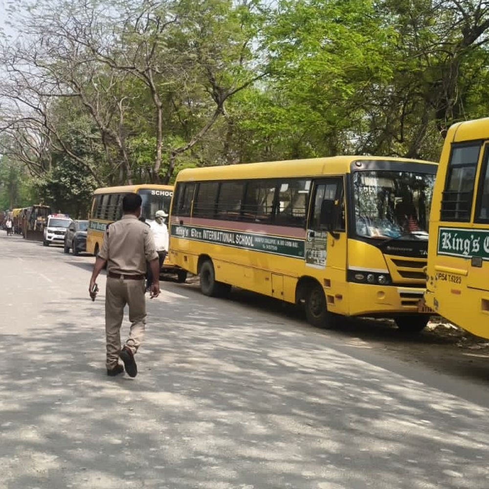 अयोध्या में 341 स्कूल वाहनों की फिटनेस समाप्त:बिना फिटनेस दौड़ने वालों पर कार्रवाई तेज, 15 अप्रैल तक अभियान