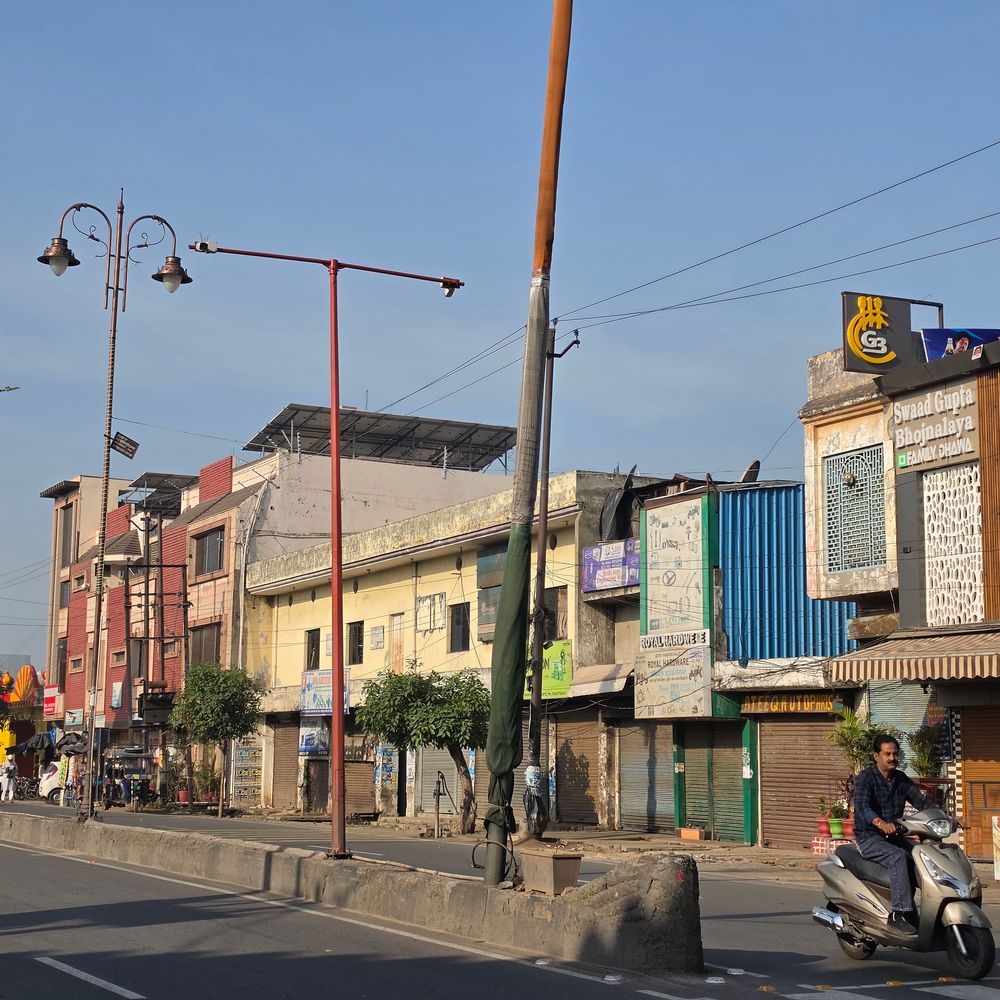 संभल में बेमौसम बारिश से गेहूं की फसल खराब:तापमान 34 डिग्री पहुंचेगा, AQI 178; दिन में छाए रहेंगे बादल