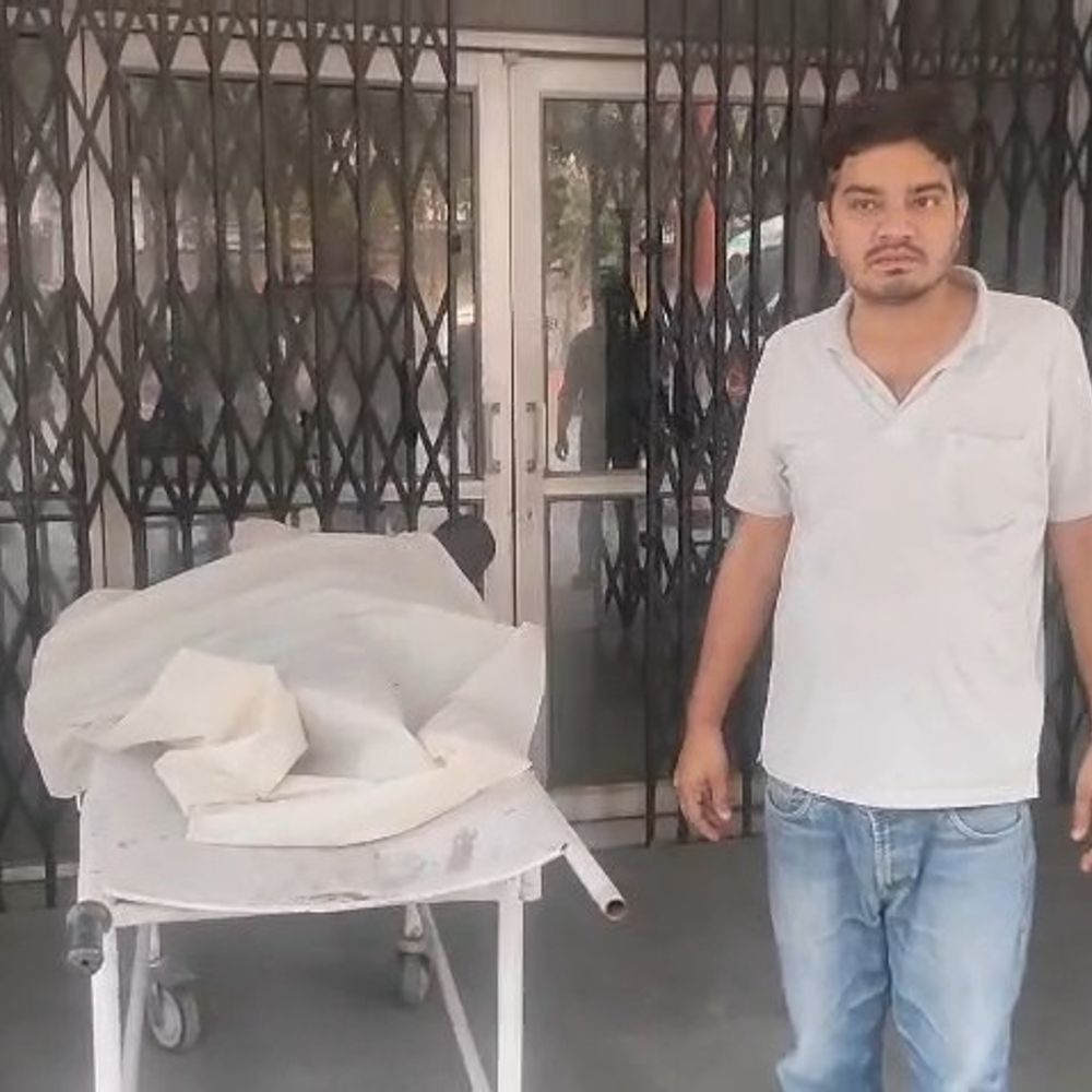 अमरोहा सड़क हादसे में एक की मौत:डंपर ने ट्रैक्टर ट्राली को मारी टक्कर, ईंटें रोड पर बिखरी, फिसलकर बाइक सवार ने तोड़ा दम