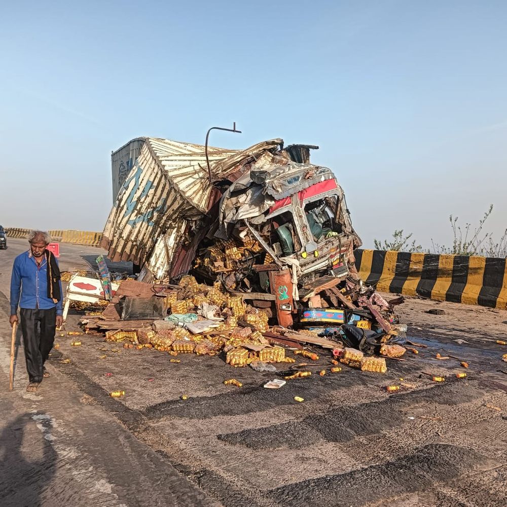 मिर्जापुर में ब्रेक फेल कंटेनर ने वाहनों को टक्कर मारी:ड्रमंडगंज घाटी पर दो की मौत, खलासी समेत तीन लोग घायल