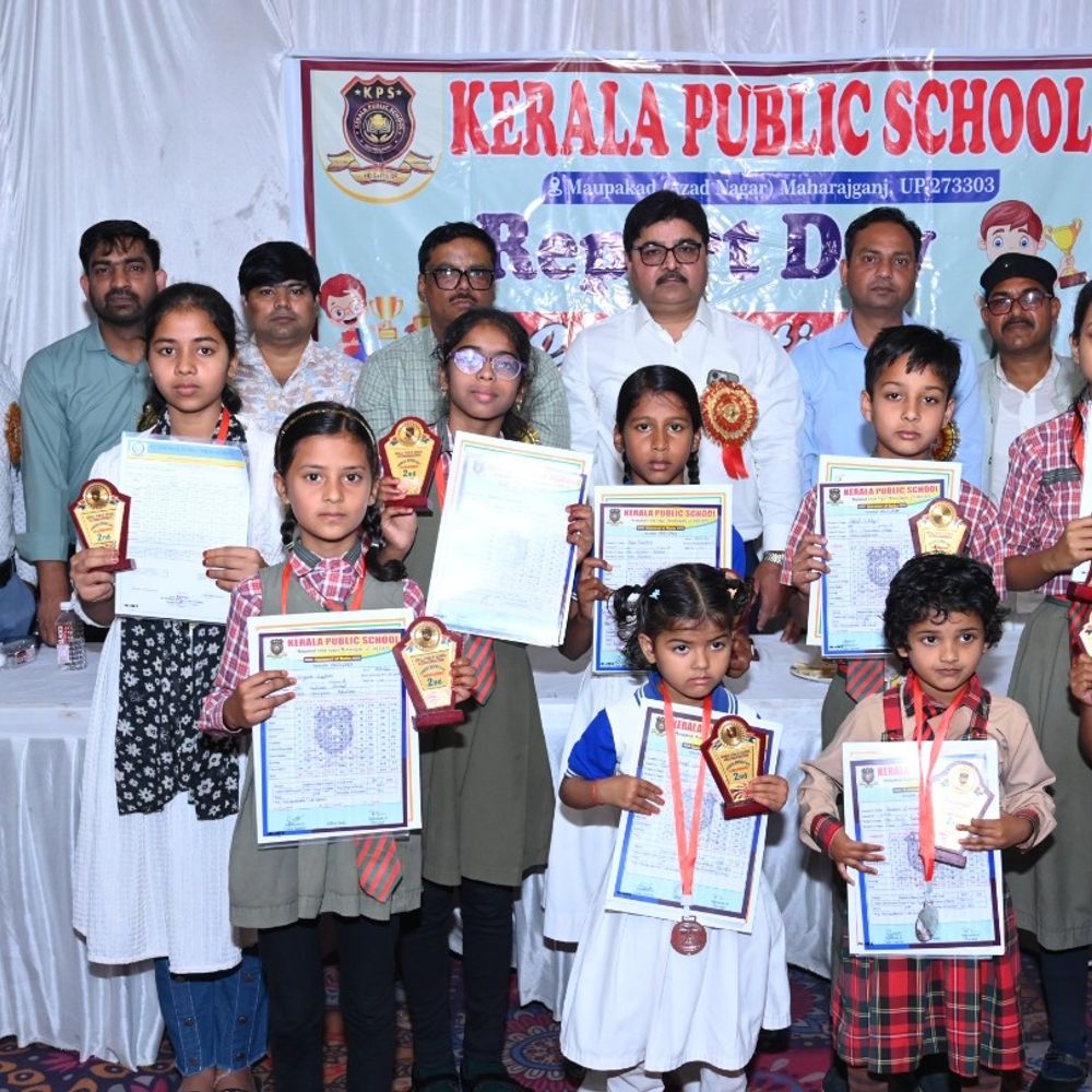 महाराजगंज नगर के स्कूल में वार्षिक रिपोर्ट डे:मेधावी छात्र सम्मानित, फैजान सिद्दीकी बने ओवरऑल टॉपर