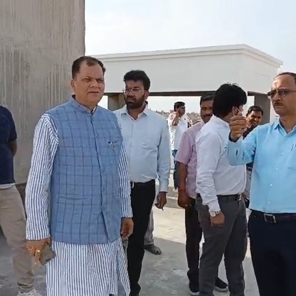 राज्यमंत्री ने क्रिटिकल केयर ब्लॉक का निरीक्षण किया:मथुरा जिला अस्पताल में मिलीं खामियां, सुधार के सख्त निर्देश दिए