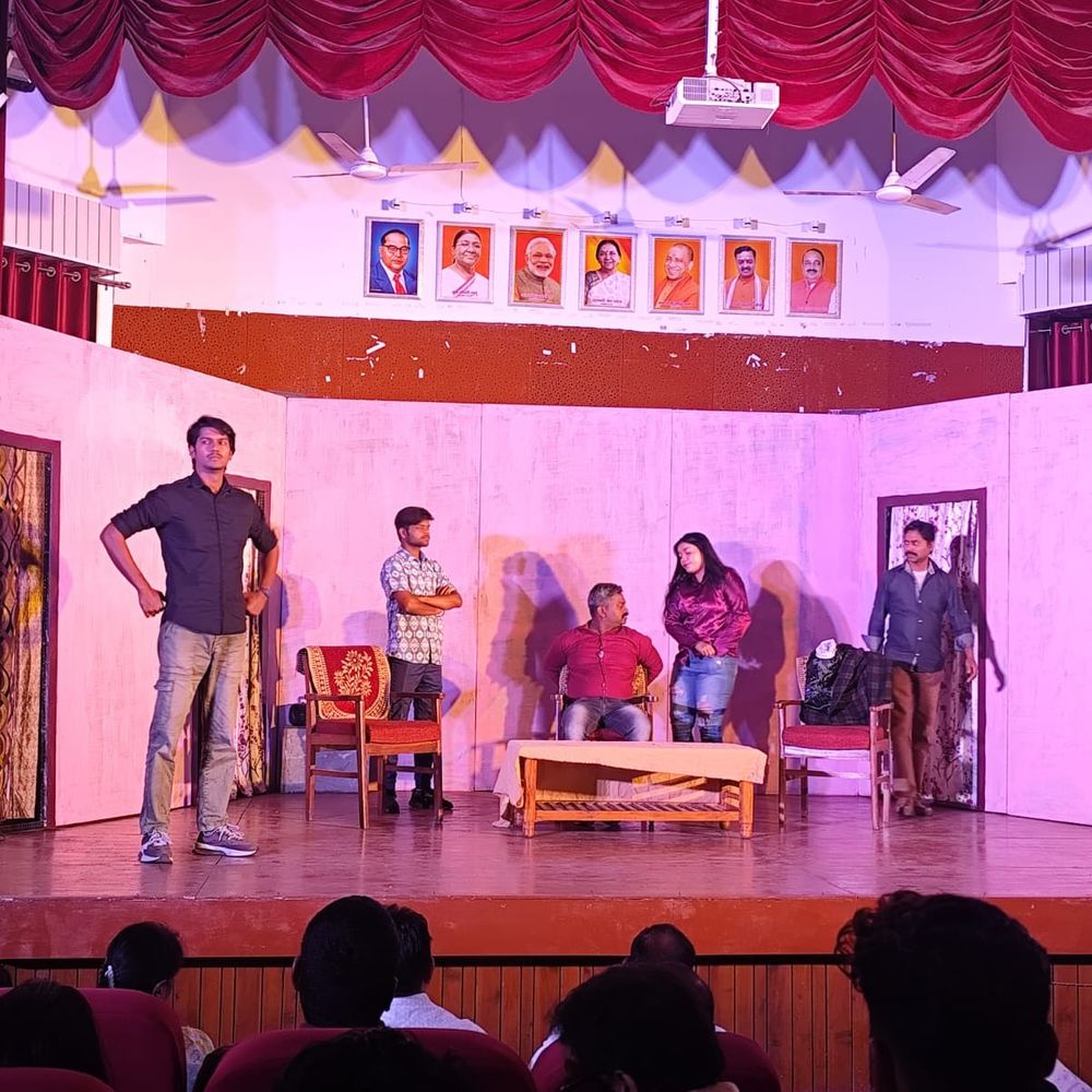 सुगत संस्था ने किया 'फितूर' नाटक का मंचन:ब्लैक कॉमेडी ने दर्शकों को बांधे रखा, दिया सामाजिक संदेश