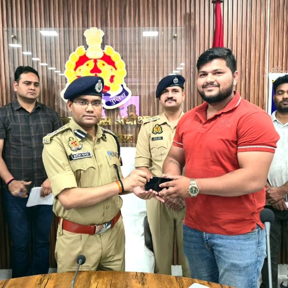 औरैया पुलिस ने 111 गुमशुदा मोबाइल बरामद किए:17 लाख रुपये के फोन मालिकों को लौटाए गए, खुशी से खिले चेहरे