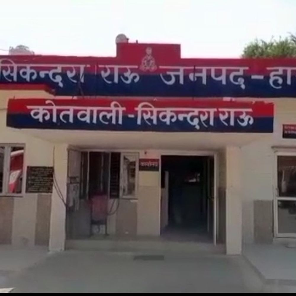 हाथरस में अज्ञात वाहन ट्रैक्टर को मारी टक्कर:चालक की मौत, एक घायल अलीगढ़ में भर्ती