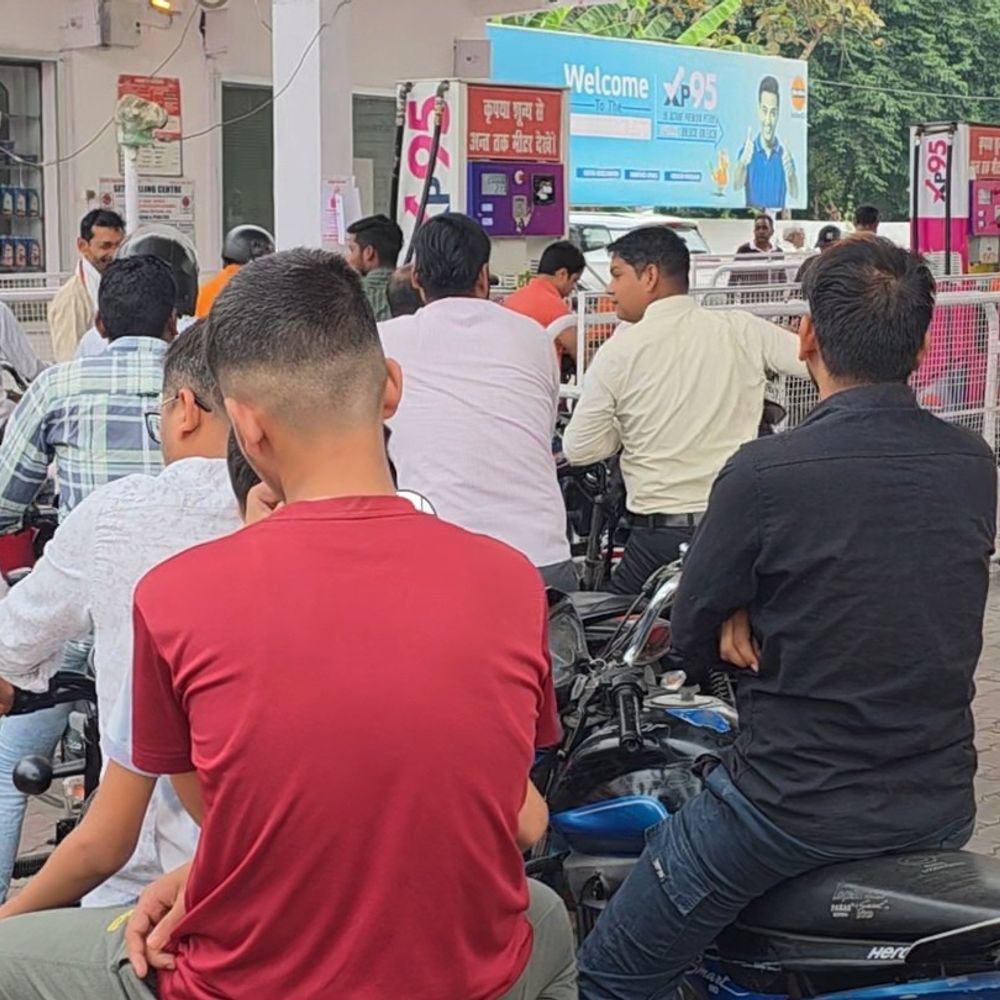 गोंडा में रिकॉर्ड तोड़ डीजल-पेट्रोल बिक्री:चार दिन में 39.80 लाख लीटर ईंधन बिका; प्रशासन ने अफवाहों से बचने को कहा