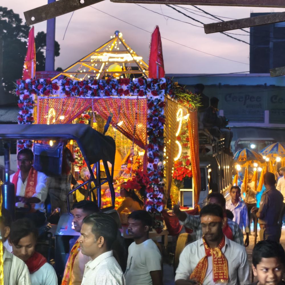 बाराबंकी में नवरात्र पर भव्य शोभायात्रा:माता सुश्मेश्वरी मंदिर से निकली रथ यात्रा, हजारों श्रद्धालु हुए शामिल