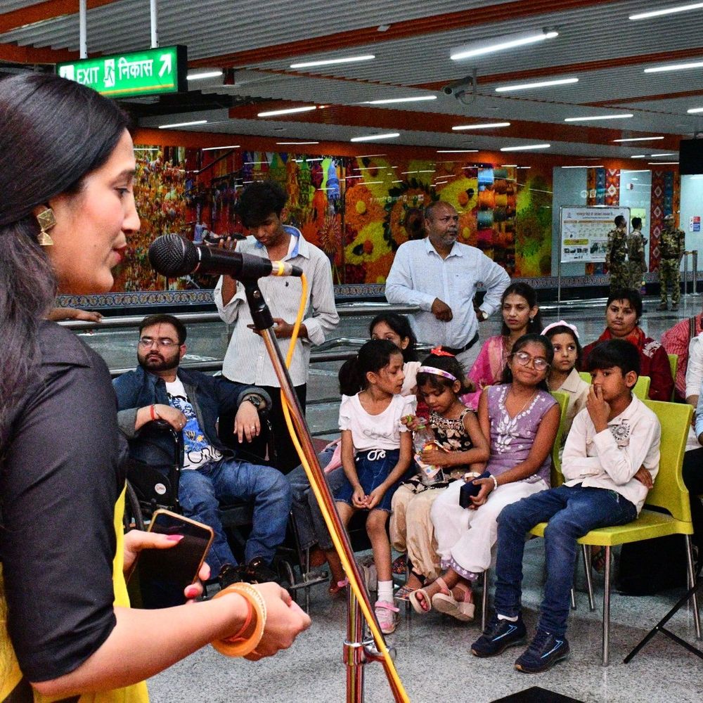 मेट्रो स्टेशन बना 'मिनी थियेटर':बड़ा चौराहा पर गूंजे 'बचना ऐ हसीनों' के सुर, मुसाफिरों ने सफर रोककर देखी नन्हे कलाकारों की डांस परफॉर्मेंस