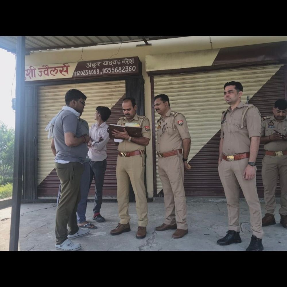 ईको कार ने बाइक को मारी टक्कर:हरदोई में 3 की मौत, कार सवार भी गंभीर रूप से घायल