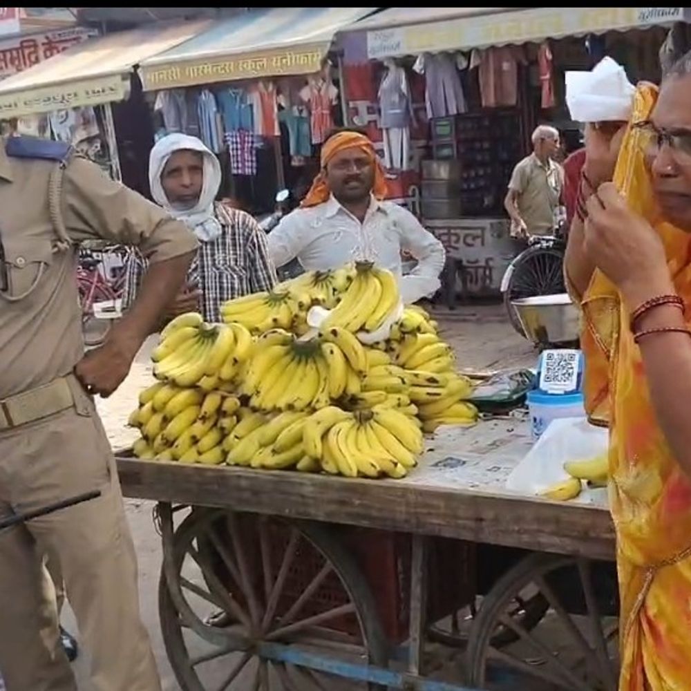 एटा में बुजुर्ग महिला हुई टप्पेबाजों का शिकार:घर लौटते समय हुई घटना, बातचीत करते समय कुंडल उतरवाए