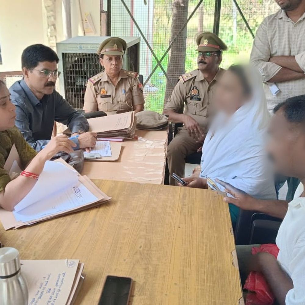 मऊ में महिला ब्यूरो ने 7 दंपतियों को फिर मिलाया:57 में से 20 पारिवारिक विवादों का हुआ निस्तारण