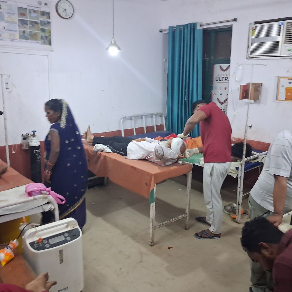 कुशीनगर में पिकअप-ऑटो की टक्कर, 6 लोग घायल:ओवरटेक करने में हुआ हादसा, 2 गंभीर जिला अस्पताल रेफर