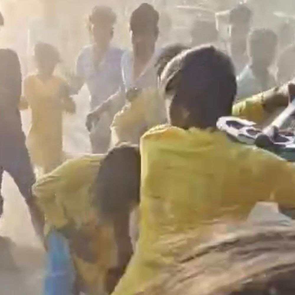 हमीरपुर में देवी विसर्जन के दौरान मारपीट का VIDEO:  तलवार-फरसे से किया हमला, गहरा घाव होने से युवक की हालत गंभीर – Hamirpur News