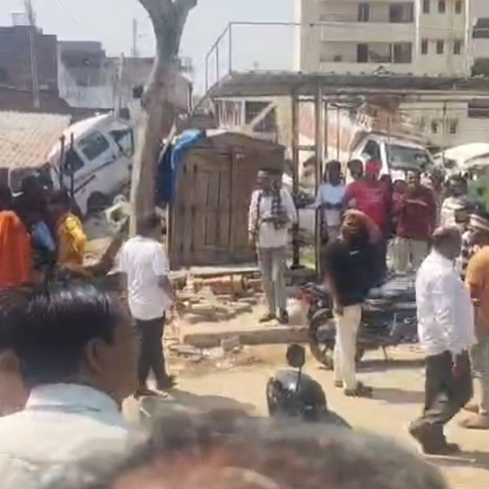 एटा में दिनदहाड़े भैंस चोरी,ग्रामीणों ने 3 बदमाशों को पकड़ा:लोगों ने पिकअप का पीछा कर रोककर पुलिस के हवाले किया