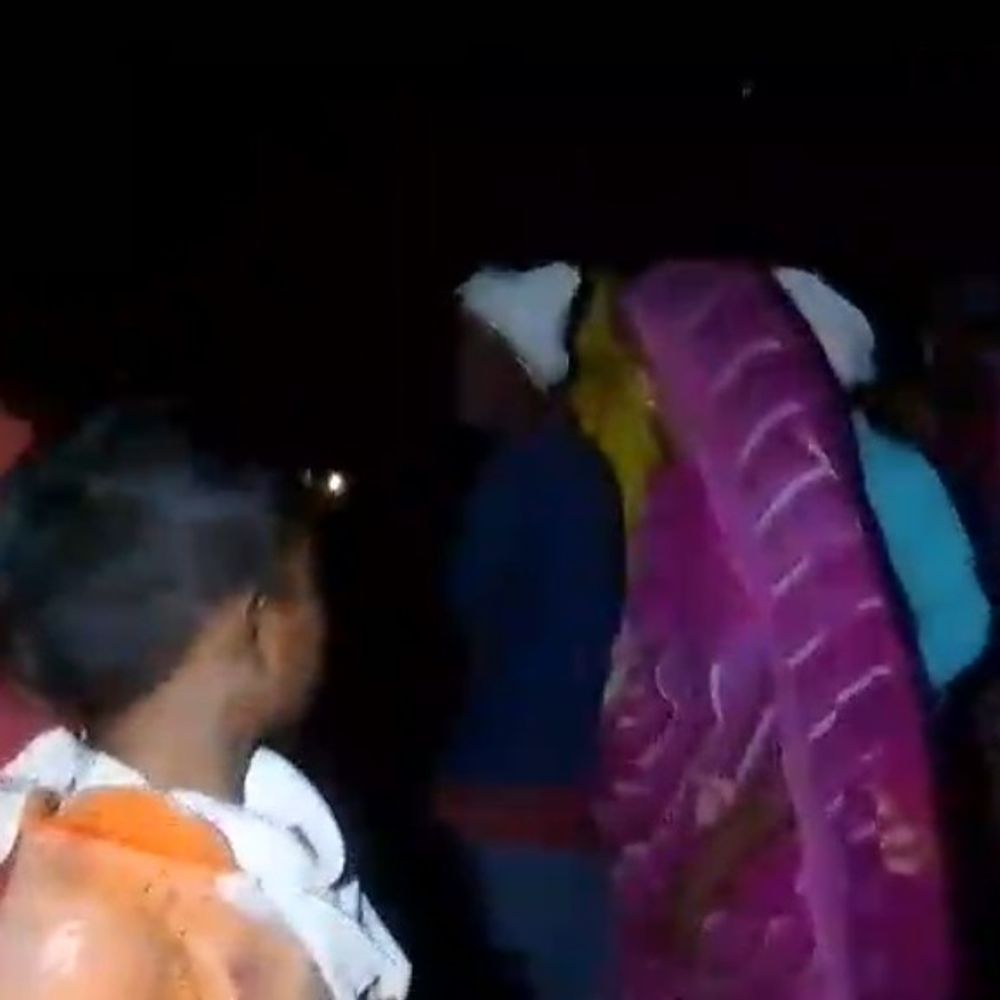 श्रावस्ती में अलाव से लगी आग में दो मवेशी जले:कच्चा मकान और सामान जलकर राख; मच्छरों से बचाव के लिए जलाया था