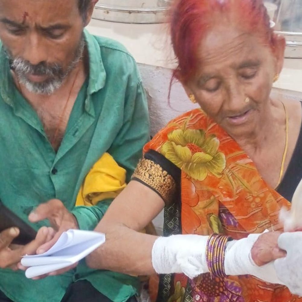 देवरिया में महिला ने पति-सास पर किया चाकू से हमला:पारिवारिक विवाद में दोनों गंभीर घायल, मेडिकल कॉलेज में भर्ती