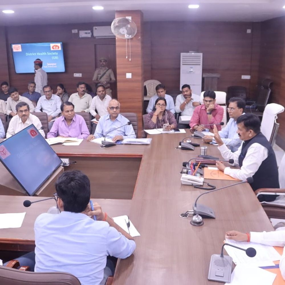 जिलाधिकारी ने संचारी रोग अभियान की समीक्षा की:लापरवाही पर अधिकारियों के खिलाफ सख्त कार्रवाई के निर्देश दिए