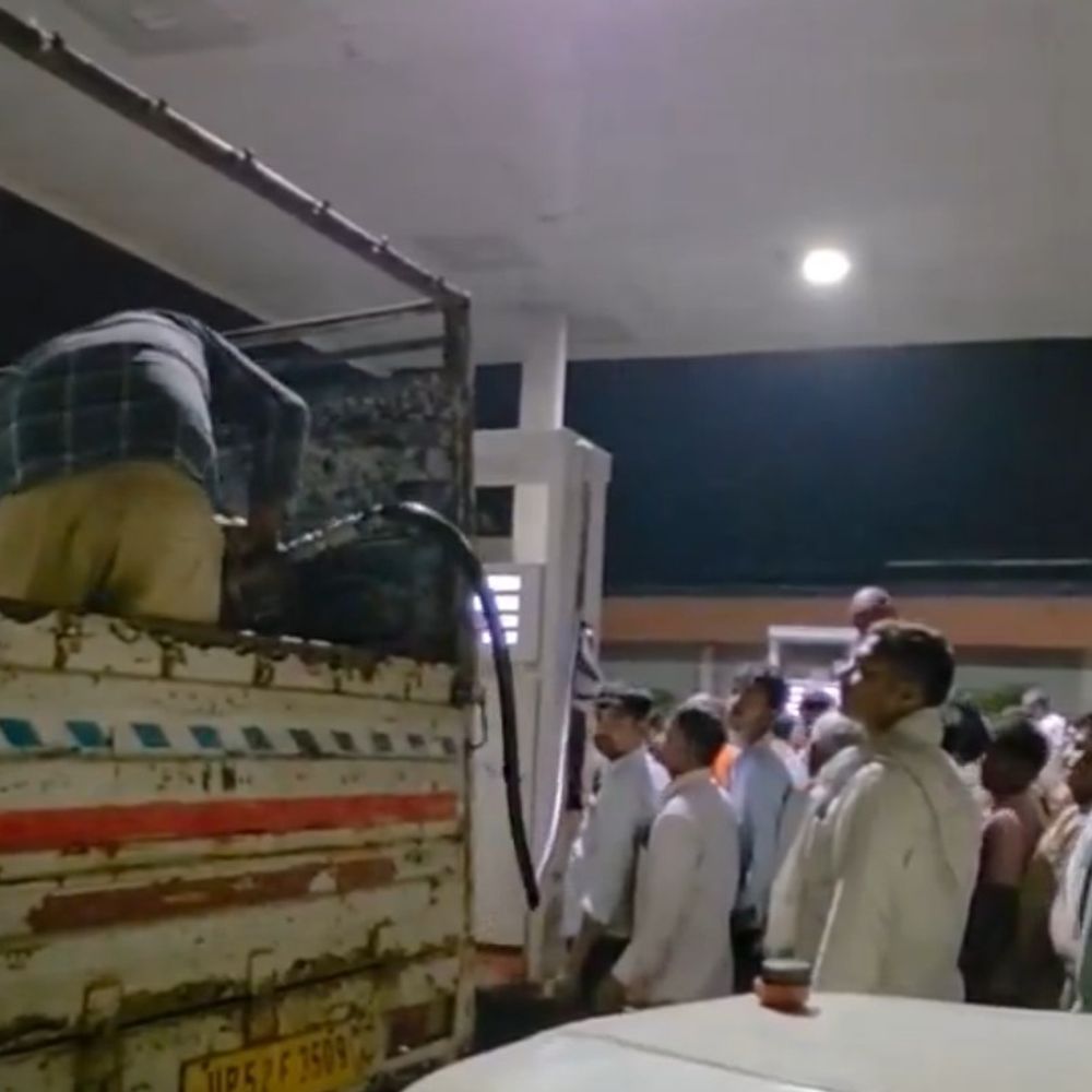 देवरिया में पेट्रोल पंपों पर रात में जमाखोरी का VIDEO:प्रशासन की सख्ती के बावजूद बड़े गैलनों में भरा जा रहा डीजल-पेट्रोल