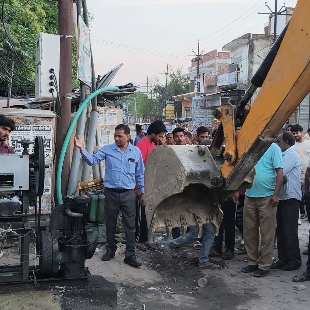 चेतावनी के बाद भी नहीं हटा अतिक्रमण, तो चला बुलडोजर:मैनपुरी में जाम से जूझते शहर में प्रशासन का एक्शन, कचहरी रोड पर हटाए गए खोखे