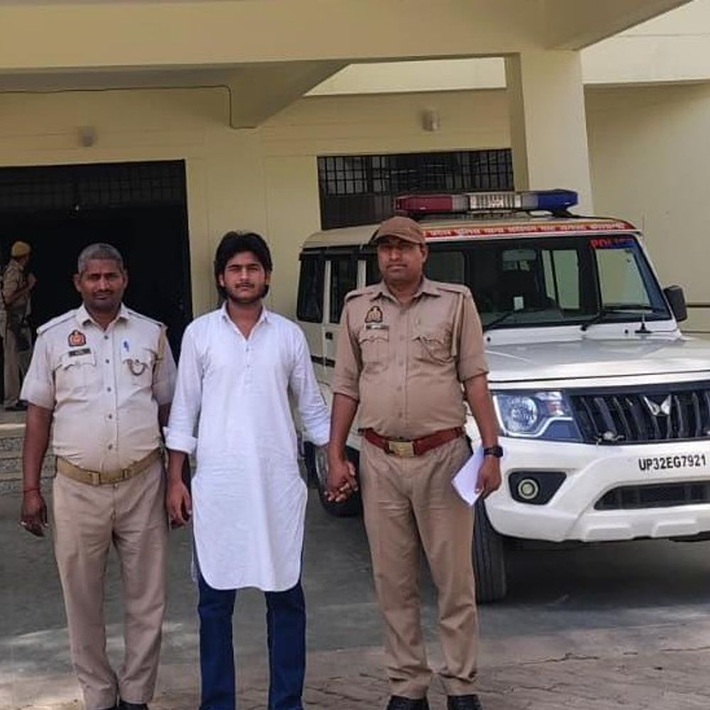 कौशांबी में अवैध तमंचे के साथ युवक की फोटो:पुलिस ने आरोपी को पकड़ा, तमंचा-कारतूस बरामद कर भेजा जेल