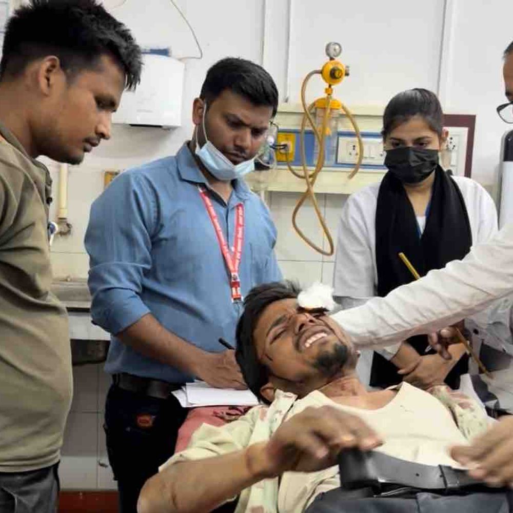 गाली-गलौज पर दो पक्षों में मारपीट, 5 घायल:रामपुर में दोनों पक्षों में चलें लाठी-डंडे, पुलिस जांच में जुटी